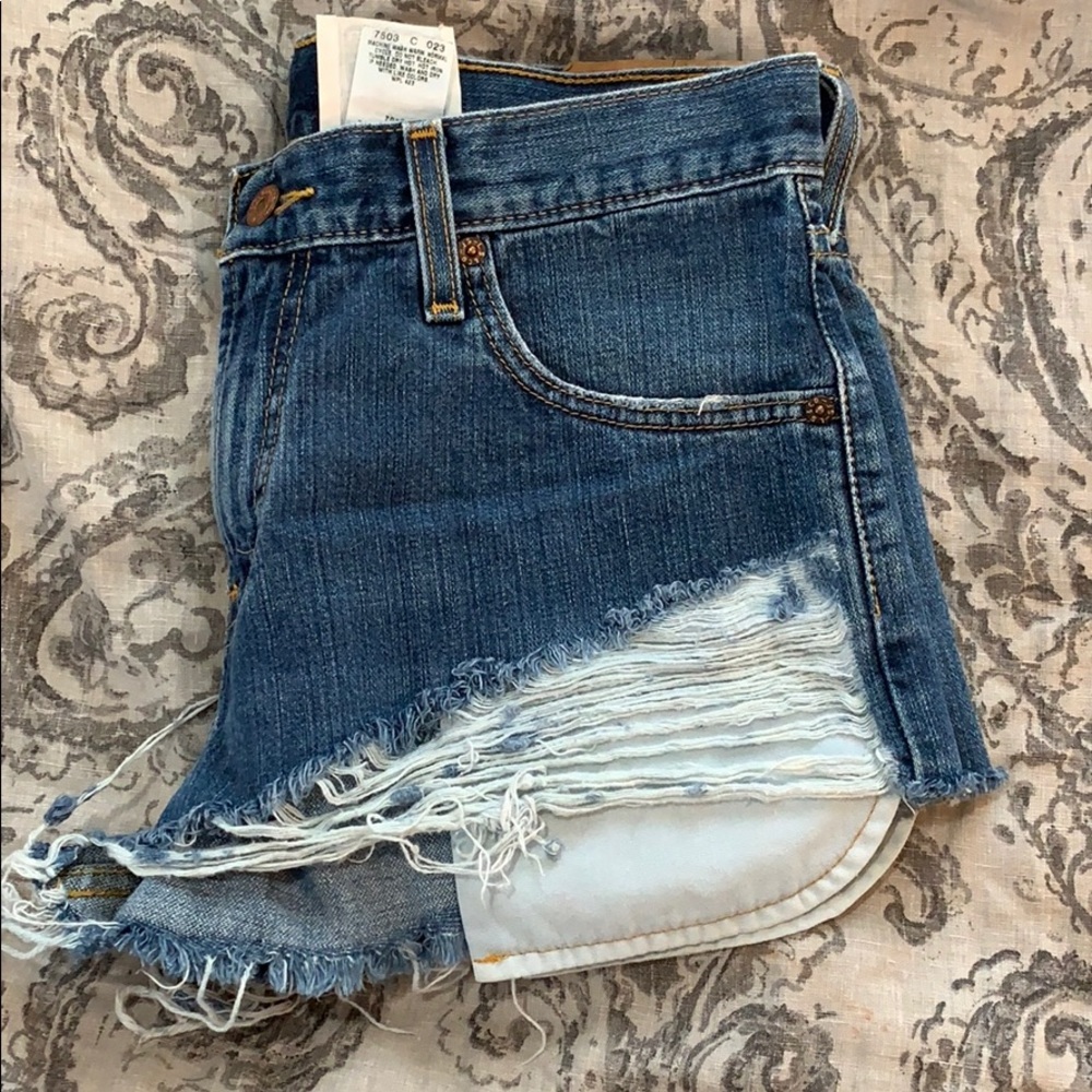 Levi’s Low Waisted Ripped Shorts - Picture 5 of 5